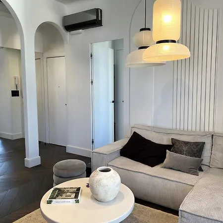 Luxury Apartment *